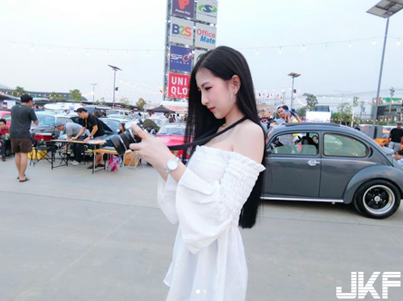 點心店驚見「甜美系正妹」極品顏值好犯規！超飽滿「美乳視角」有夠迷人啊&#8230;