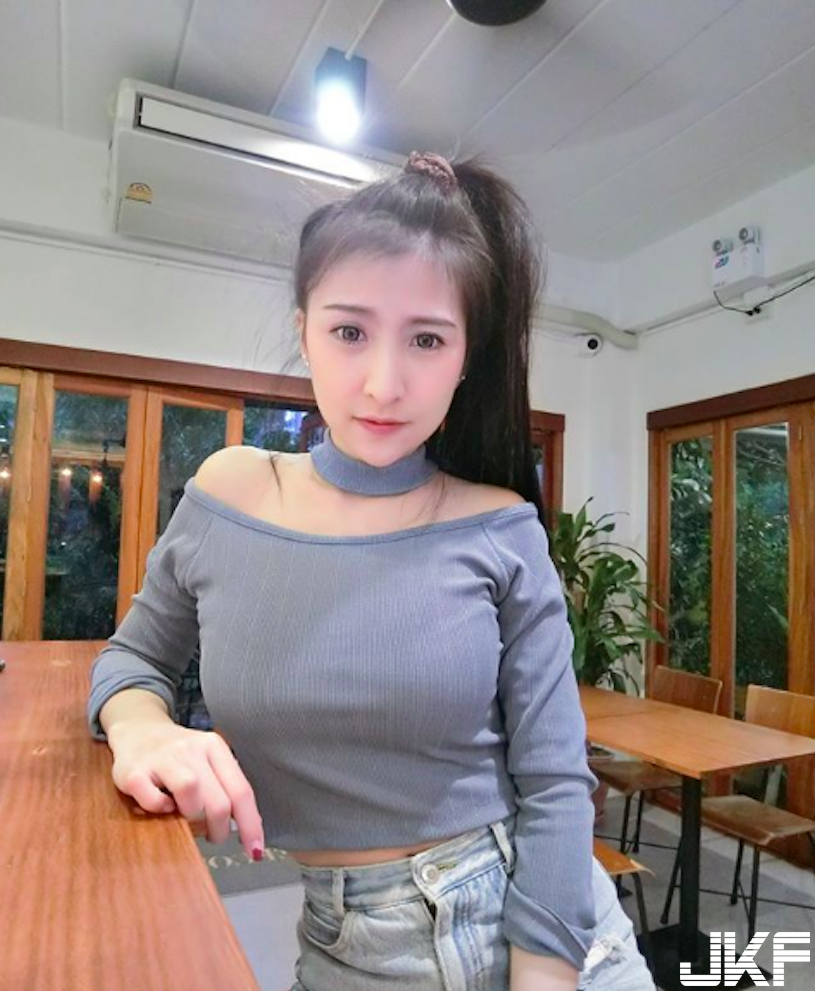 點心店驚見「甜美系正妹」極品顏值好犯規！超飽滿「美乳視角」有夠迷人啊&#8230;