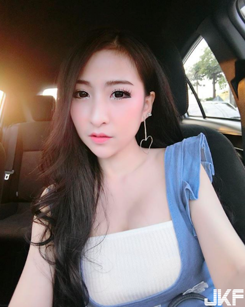 點心店驚見「甜美系正妹」極品顏值好犯規！超飽滿「美乳視角」有夠迷人啊&#8230;