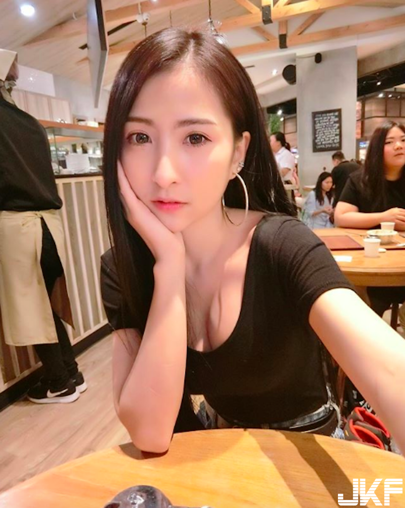 點心店驚見「甜美系正妹」極品顏值好犯規！超飽滿「美乳視角」有夠迷人啊&#8230;