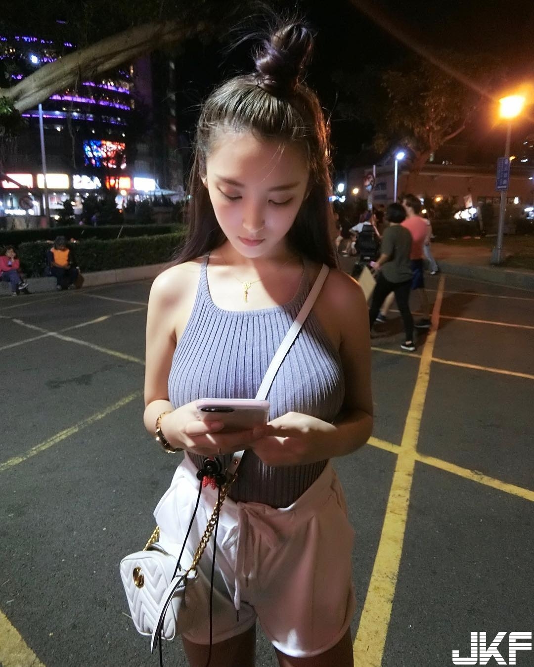 冰的比較新鮮！小惡魔雙奶相黏太熱　不穿衣服「冰凍奶球」求降溫！