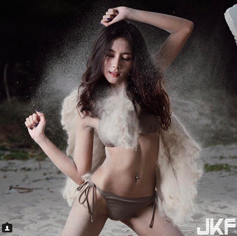 「清純大奶學生妹」太熱受不了！露天沖涼「身材曲線」好性感！全身都濕噠噠啦！