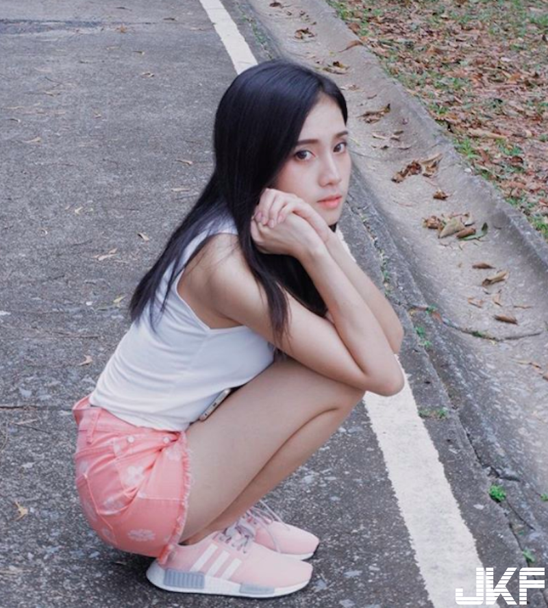「清純大奶學生妹」太熱受不了！露天沖涼「身材曲線」好性感！全身都濕噠噠啦！