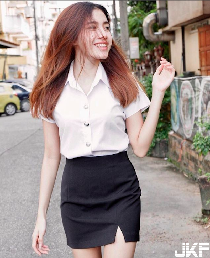 「清純大奶學生妹」太熱受不了！露天沖涼「身材曲線」好性感！全身都濕噠噠啦！