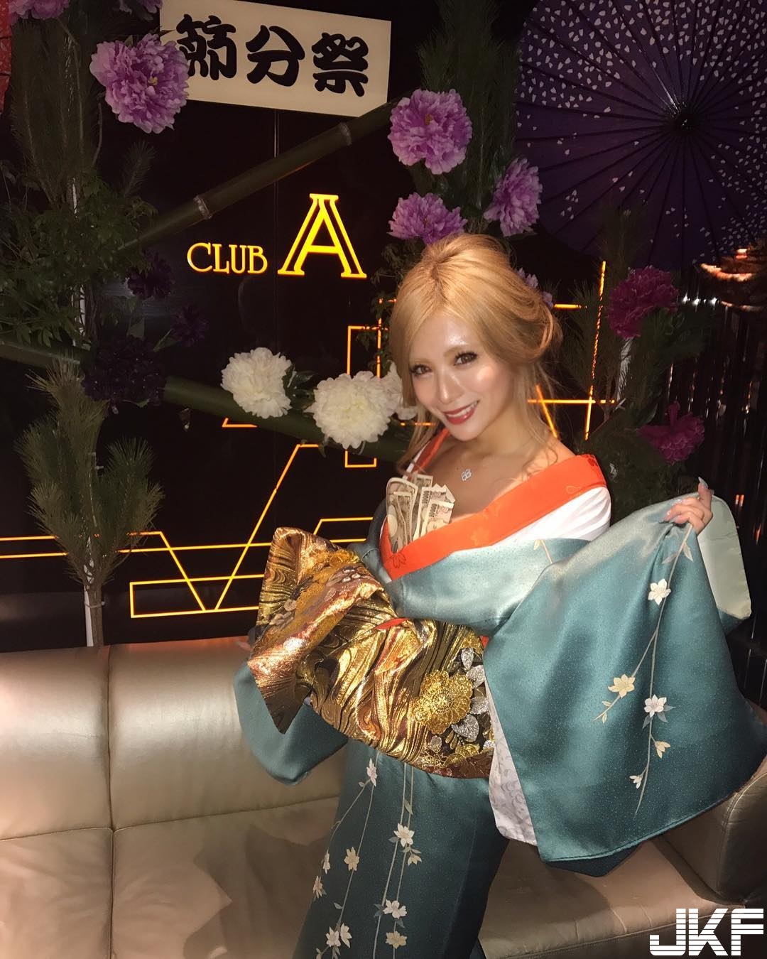 「酒國明日花綺羅」大膽裸泳！渾圓美乳與逆天長腿「毫無遮蔽」！