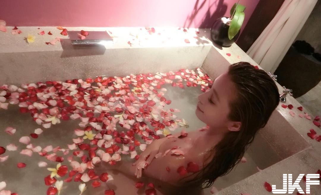 「酒國明日花綺羅」大膽裸泳！渾圓美乳與逆天長腿「毫無遮蔽」！