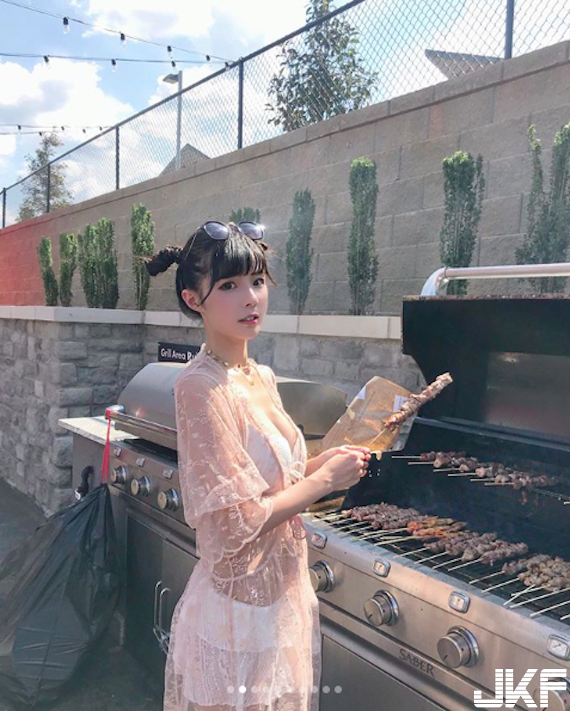 海邊BBQ捕捉野生「白嫩奶妹」！甜美清純「白色比基尼」太可愛！渾圓美乳看不膩！