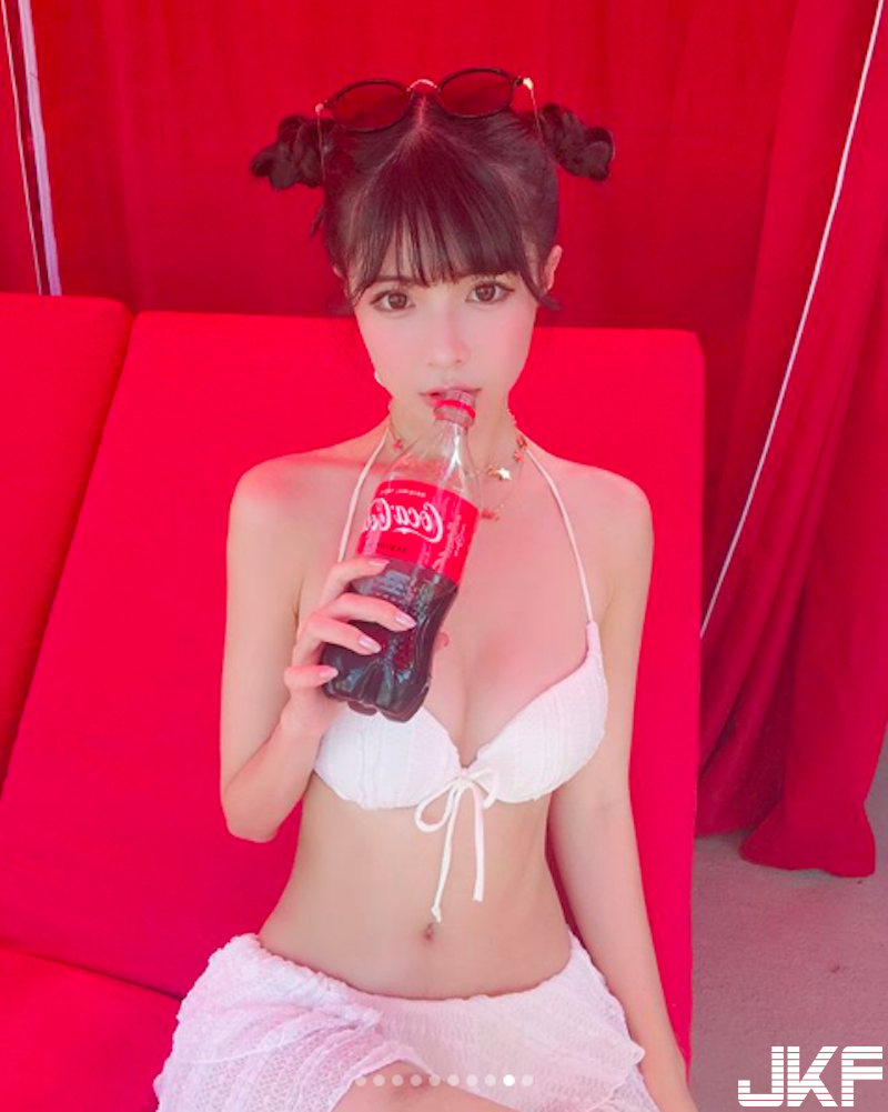 海邊BBQ捕捉野生「白嫩奶妹」！甜美清純「白色比基尼」太可愛！渾圓美乳看不膩！