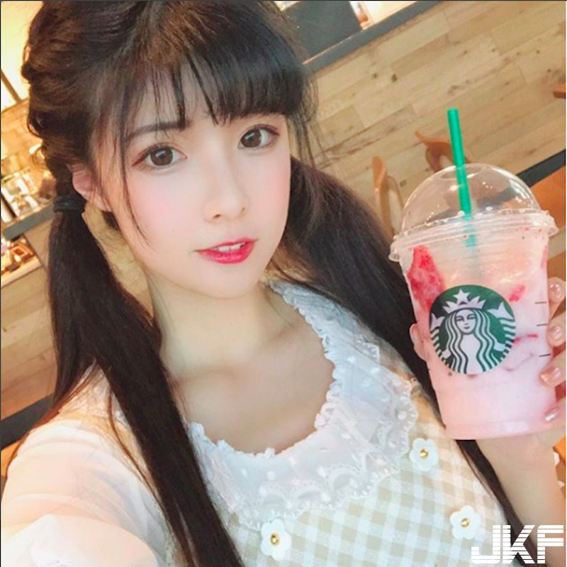 海邊BBQ捕捉野生「白嫩奶妹」！甜美清純「白色比基尼」太可愛！渾圓美乳看不膩！