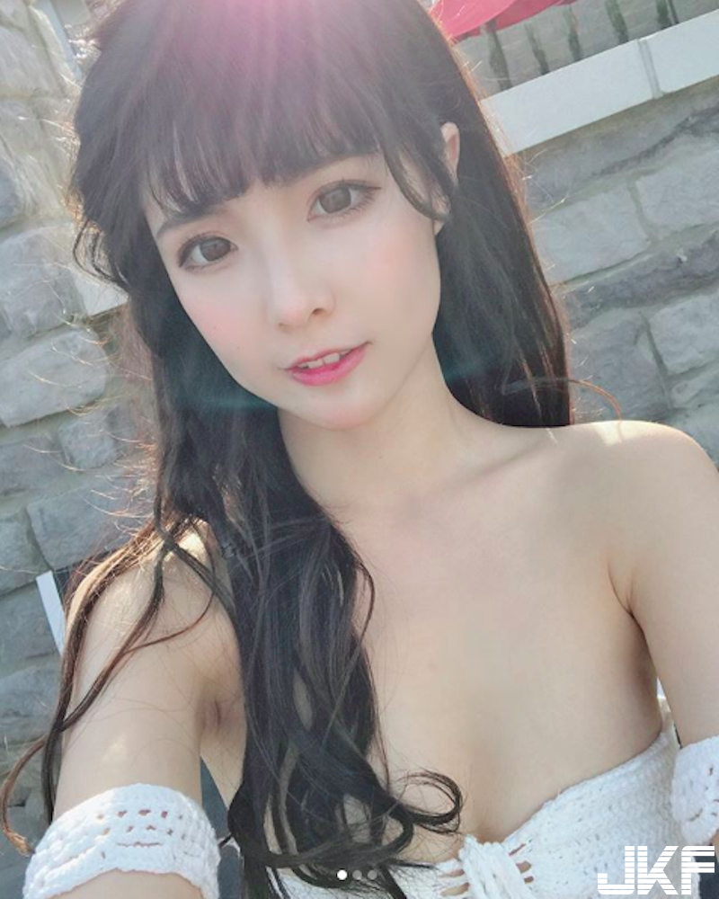 海邊BBQ捕捉野生「白嫩奶妹」！甜美清純「白色比基尼」太可愛！渾圓美乳看不膩！