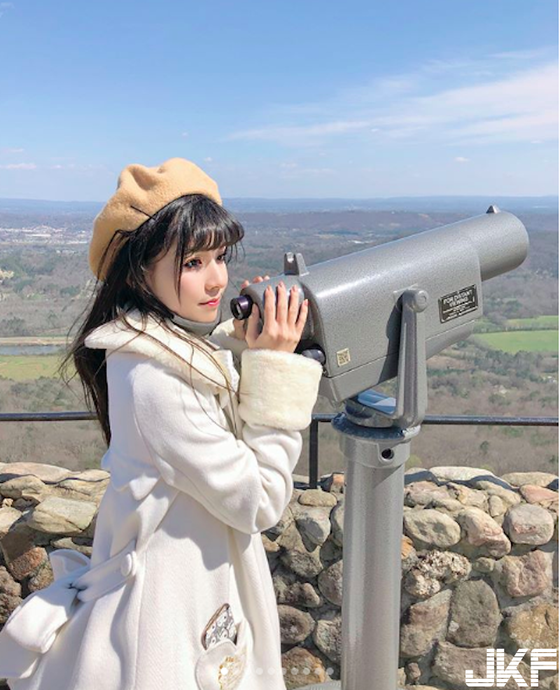 海邊BBQ捕捉野生「白嫩奶妹」！甜美清純「白色比基尼」太可愛！渾圓美乳看不膩！