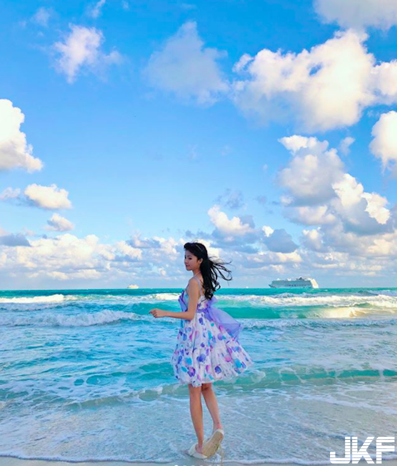 海邊BBQ捕捉野生「白嫩奶妹」！甜美清純「白色比基尼」太可愛！渾圓美乳看不膩！