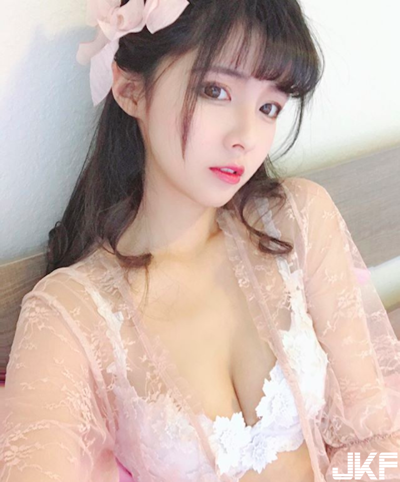 海邊BBQ捕捉野生「白嫩奶妹」！甜美清純「白色比基尼」太可愛！渾圓美乳看不膩！