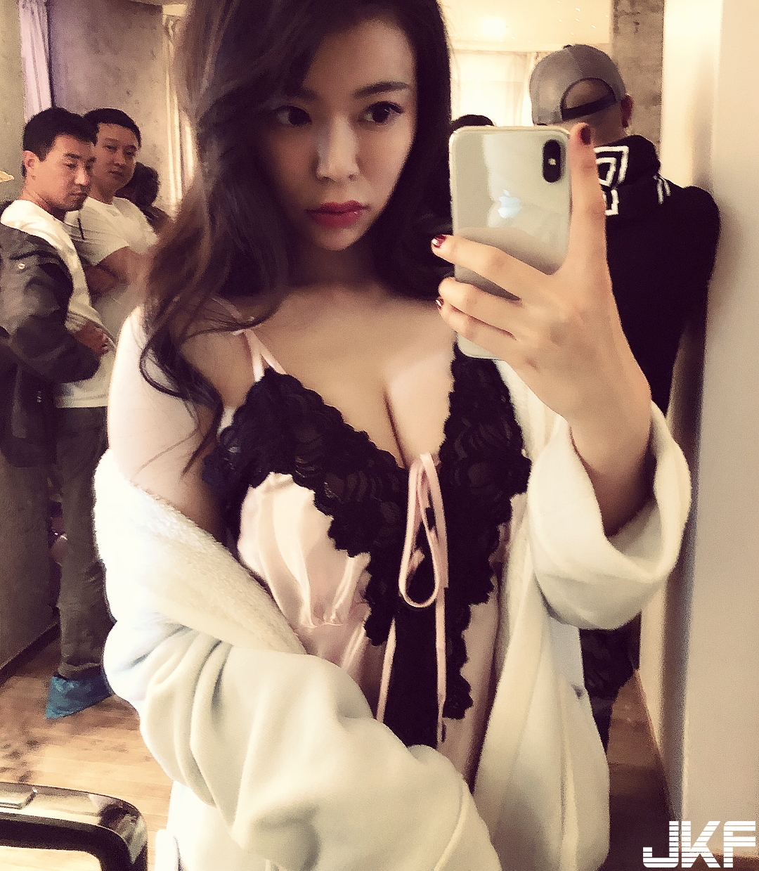 「巨乳正妹」超色氣喝水！乳浪深溝沒有極限，H奶狂野視角讓人目不轉睛！