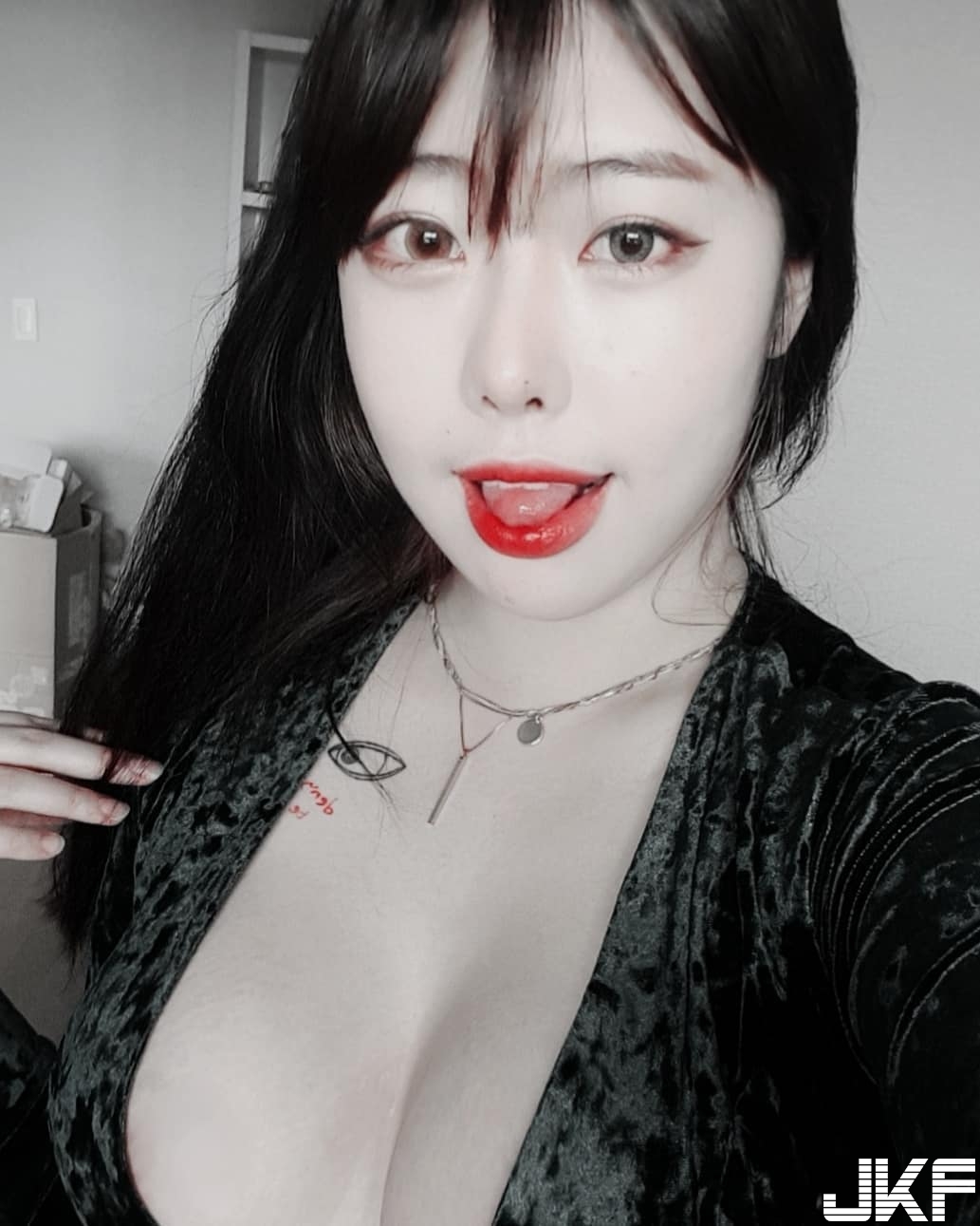 軟嫩大胸「棉花糖奶妹」躺床誘惑！白嫩巨乳威力太猛　試圖衝破每件衣服！