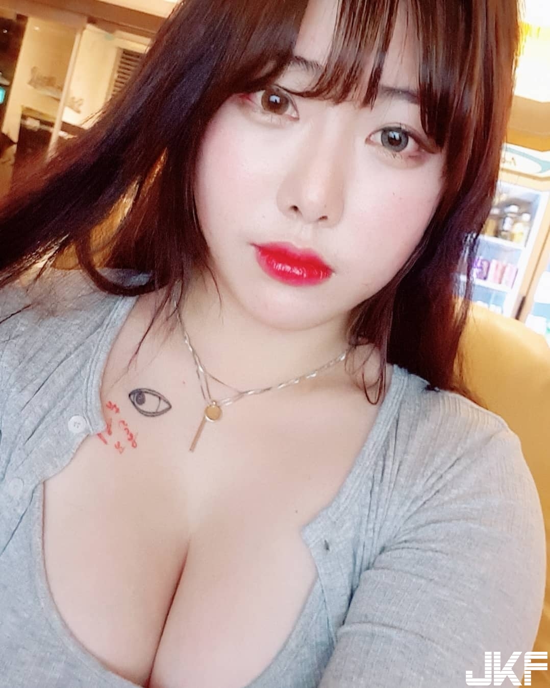 軟嫩大胸「棉花糖奶妹」躺床誘惑！白嫩巨乳威力太猛　試圖衝破每件衣服！
