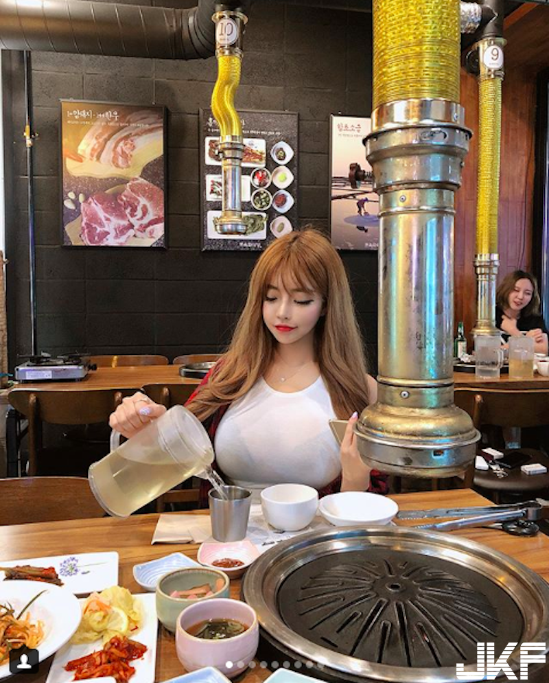 吃燒烤對面驚見「超狂乳量正妹」！盤子都比不上「渾圓飽滿」！穿上泳衣連路人都傻眼！