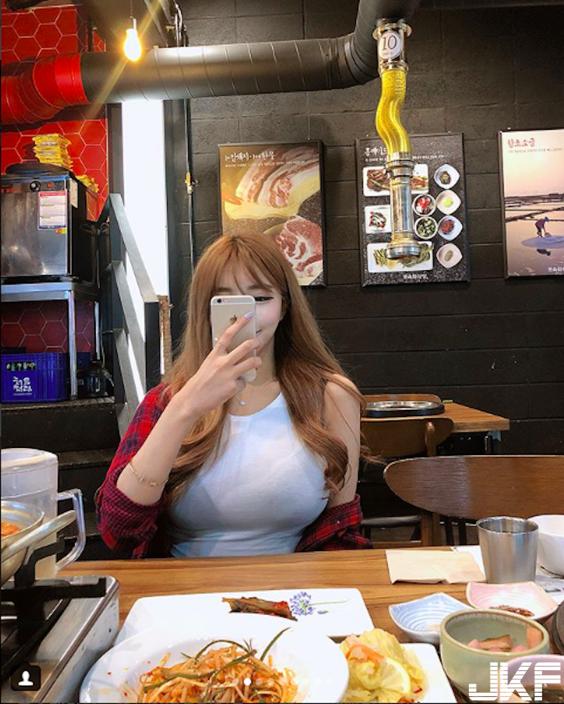吃燒烤對面驚見「超狂乳量正妹」！盤子都比不上「渾圓飽滿」！穿上泳衣連路人都傻眼！