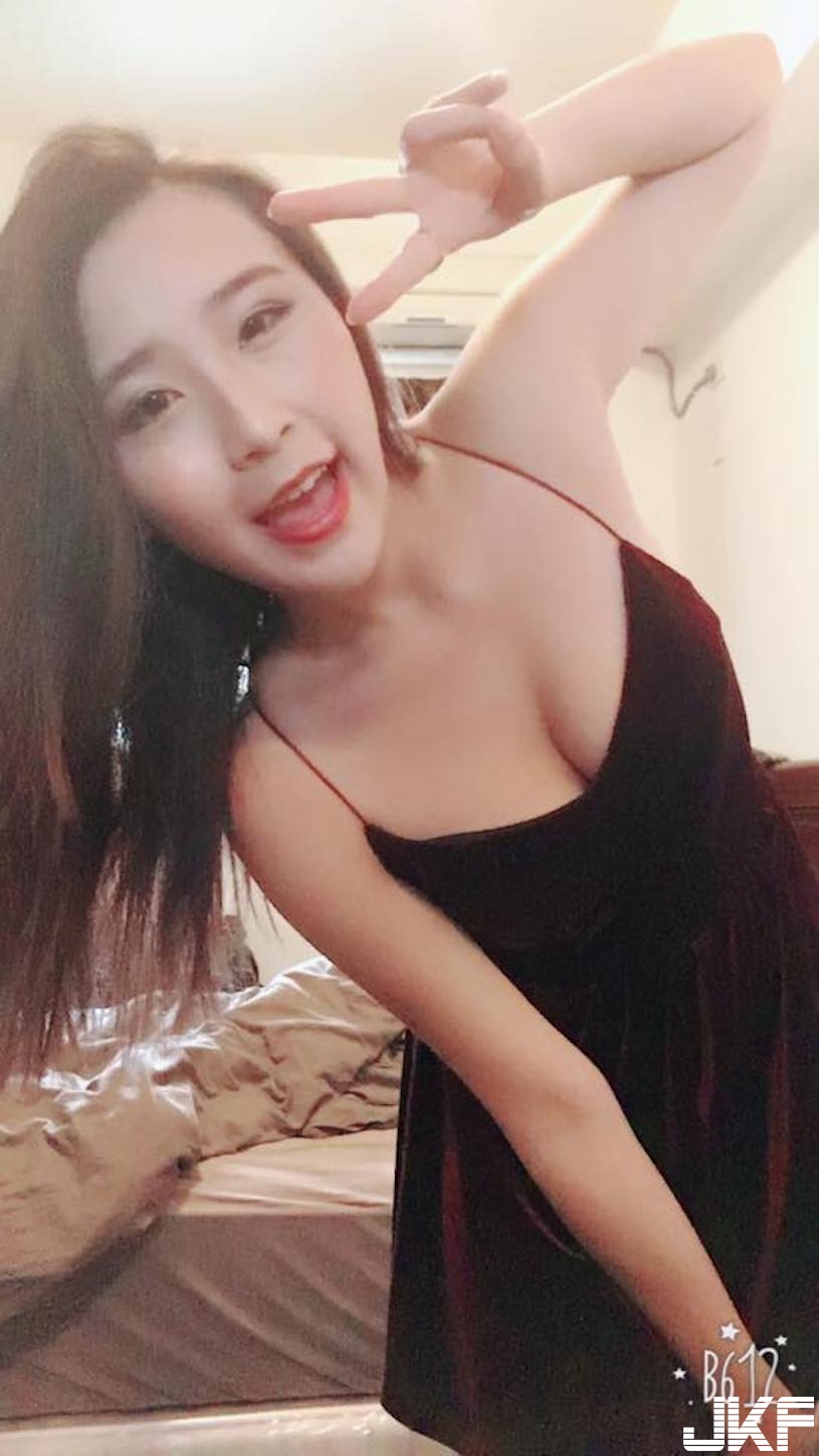 好火辣的「奶香麵包」！正妹就愛往巨乳放東西，「雄偉視角」讓人受不了啊&#8230;