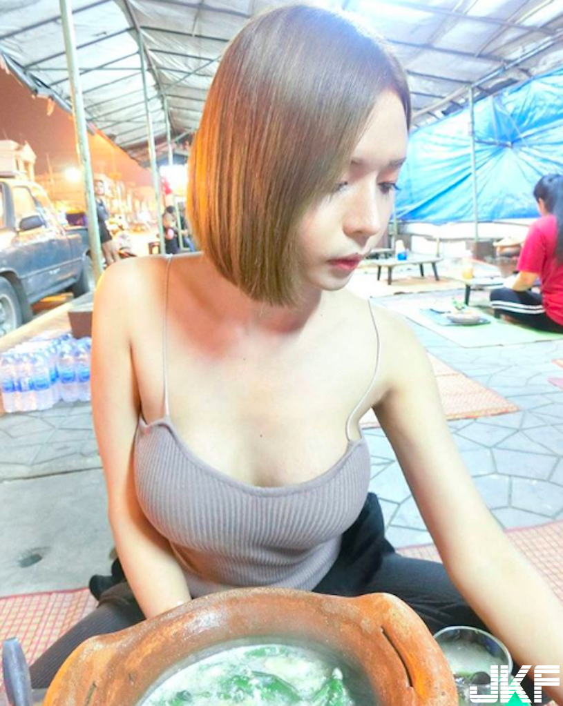 路邊驚見「火辣短髮妹」飽滿身材好胸猛！極度誘惑的「美胸視角」畫面迷死人&#8230;