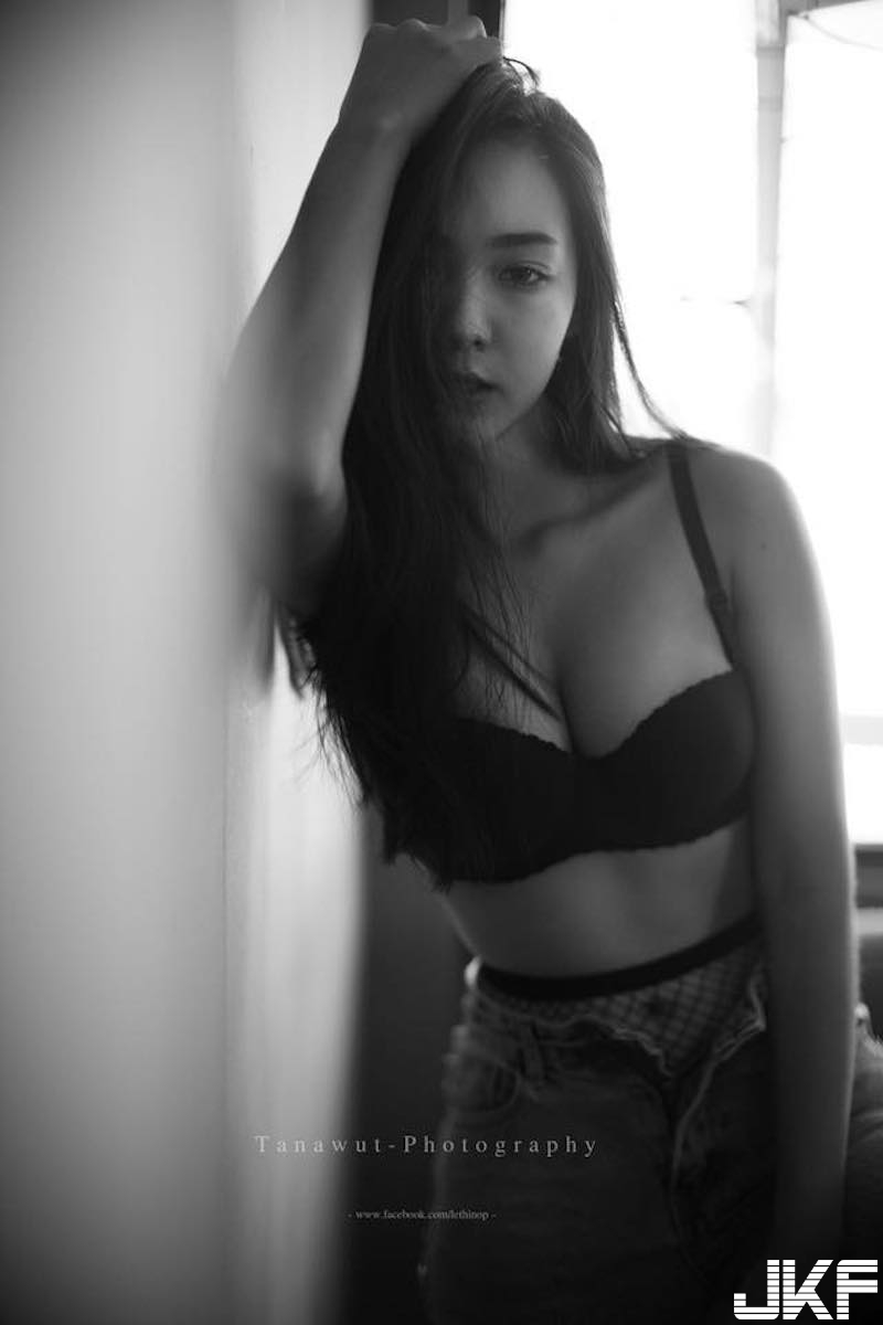 「美乳翹臀」大學妹子又不穿bra！「豐滿雙球」Ｗ形狀好邪惡！連背影蜜桃臀都超勾人！