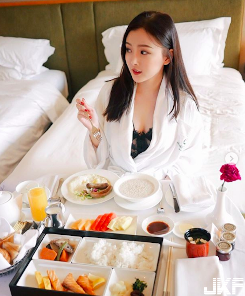 「氣質奶妹」大吃美式早餐！「爆乳背心」擋不住曼妙曲線！好想坐她對面！