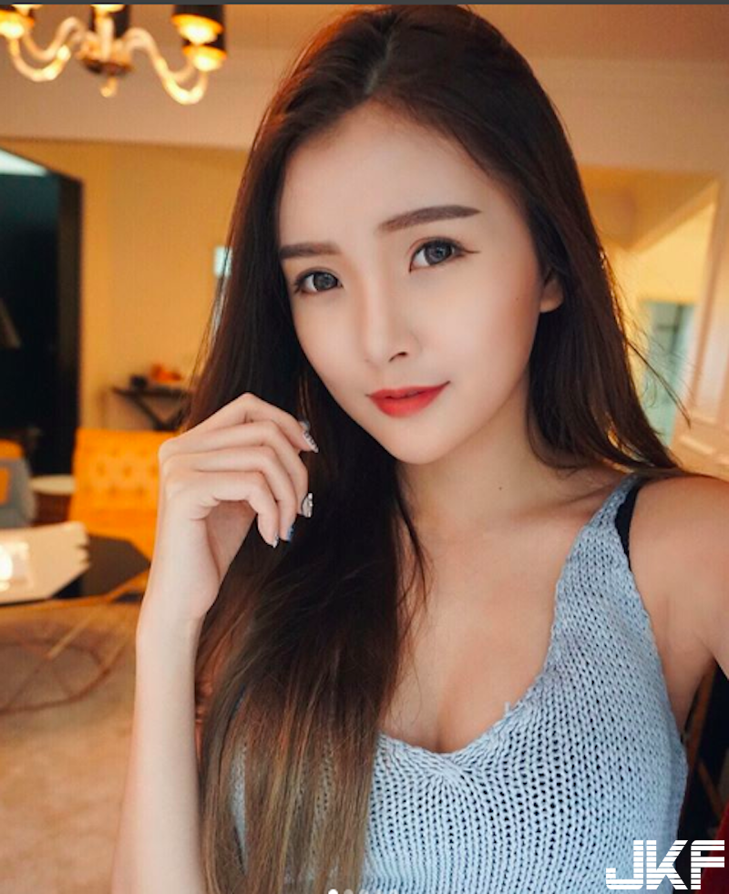 「氣質奶妹」大吃美式早餐！「爆乳背心」擋不住曼妙曲線！好想坐她對面！