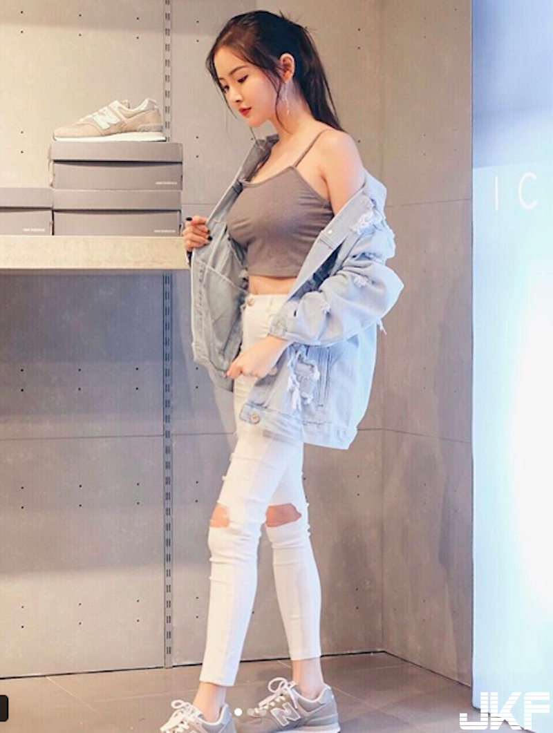 「氣質奶妹」大吃美式早餐！「爆乳背心」擋不住曼妙曲線！好想坐她對面！