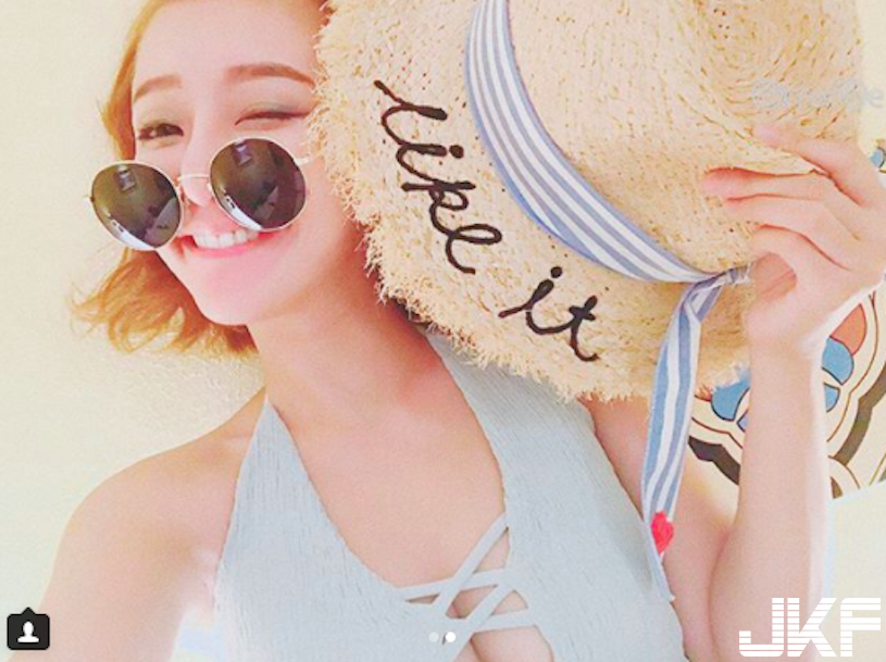 太可愛了！「爆乳戀愛少女」笑容太甜，「美乳蹦出」還以為是在天堂呀！