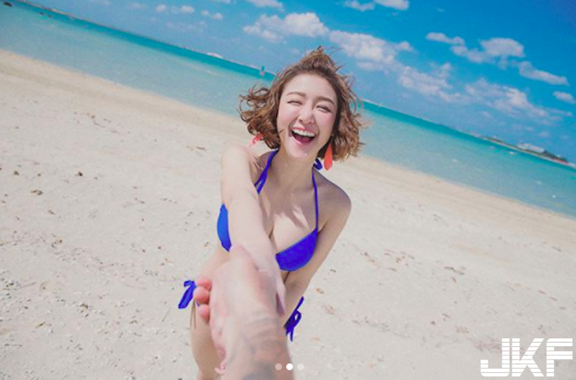 太可愛了！「爆乳戀愛少女」笑容太甜，「美乳蹦出」還以為是在天堂呀！