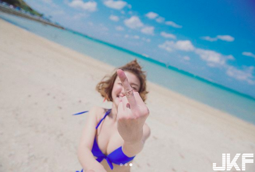 太可愛了！「爆乳戀愛少女」笑容太甜，「美乳蹦出」還以為是在天堂呀！