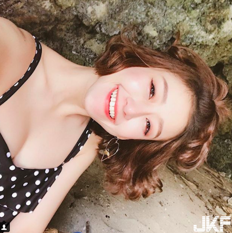 太可愛了！「爆乳戀愛少女」笑容太甜，「美乳蹦出」還以為是在天堂呀！