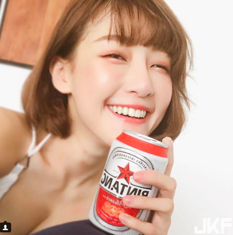 太可愛了！「爆乳戀愛少女」笑容太甜，「美乳蹦出」還以為是在天堂呀！