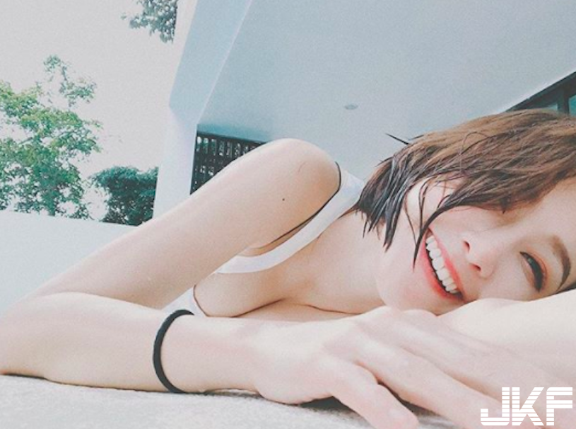 太可愛了！「爆乳戀愛少女」笑容太甜，「美乳蹦出」還以為是在天堂呀！