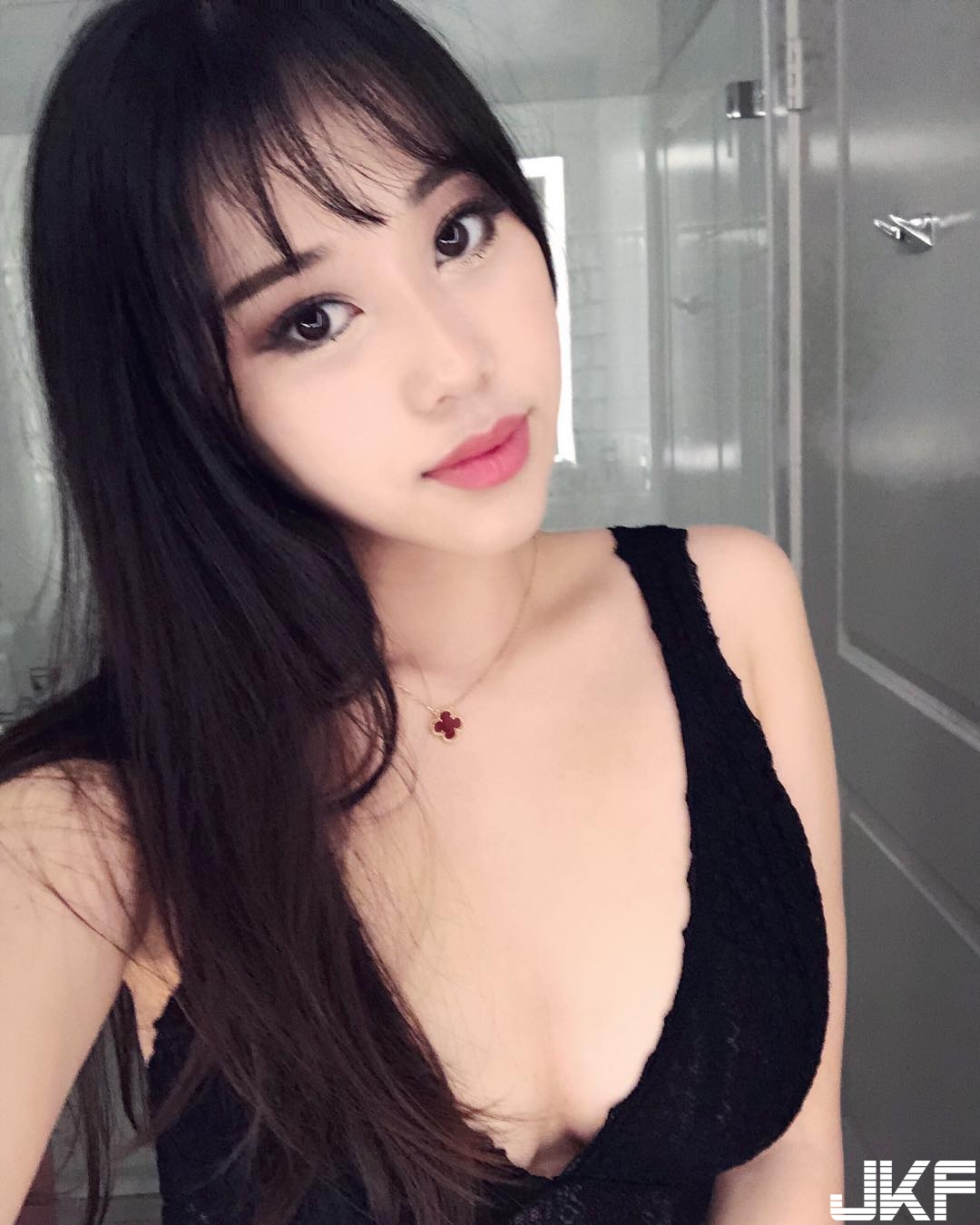 白色最棒！性感正妹「純白高衩」泳裝太惹火　逆天長腿佔滿整個畫面！