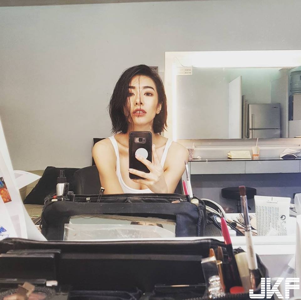 性感與時尚的完美結合！「時尚正妹」女王般絕對自信，高雅氣質與性感身材的完美融合！