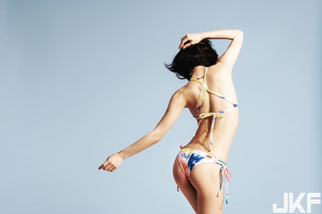 性感與時尚的完美結合！「時尚正妹」女王般絕對自信，高雅氣質與性感身材的完美融合！