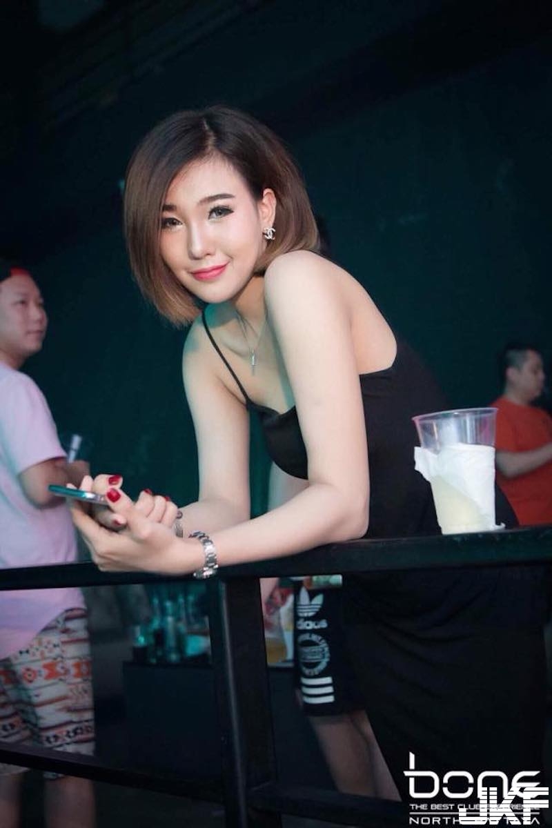 夏天到啦！「白嫩圓乳妹」海邊大曬比基尼！「雪白美胸」不怕著涼下緣都溢出！