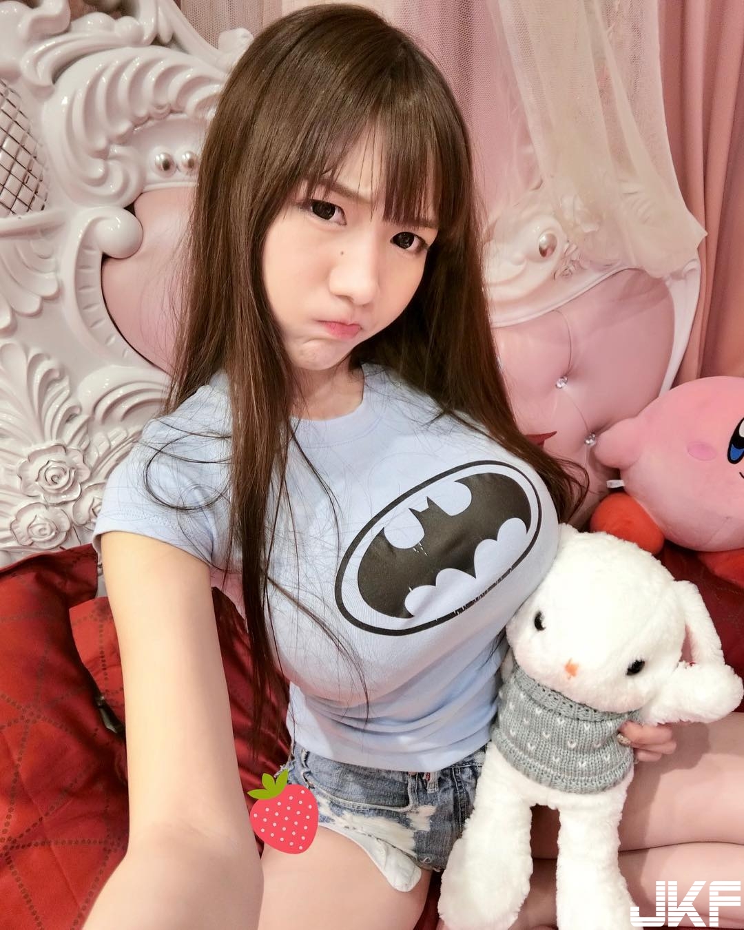 乳力全開！又萌又辣的「童顏巨乳」小宅女，打電動也能聞到濃濃奶香！