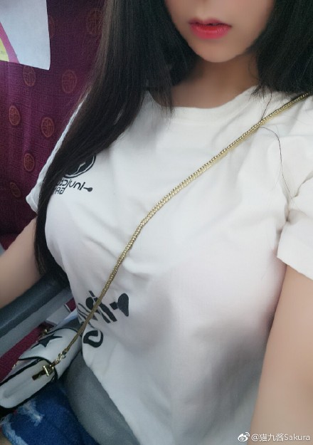 F奶直播主「貓九醬」超狂暴上圍被封為「中國第一童顏巨乳」！無辜感爆表抵擋不了了&#8230;