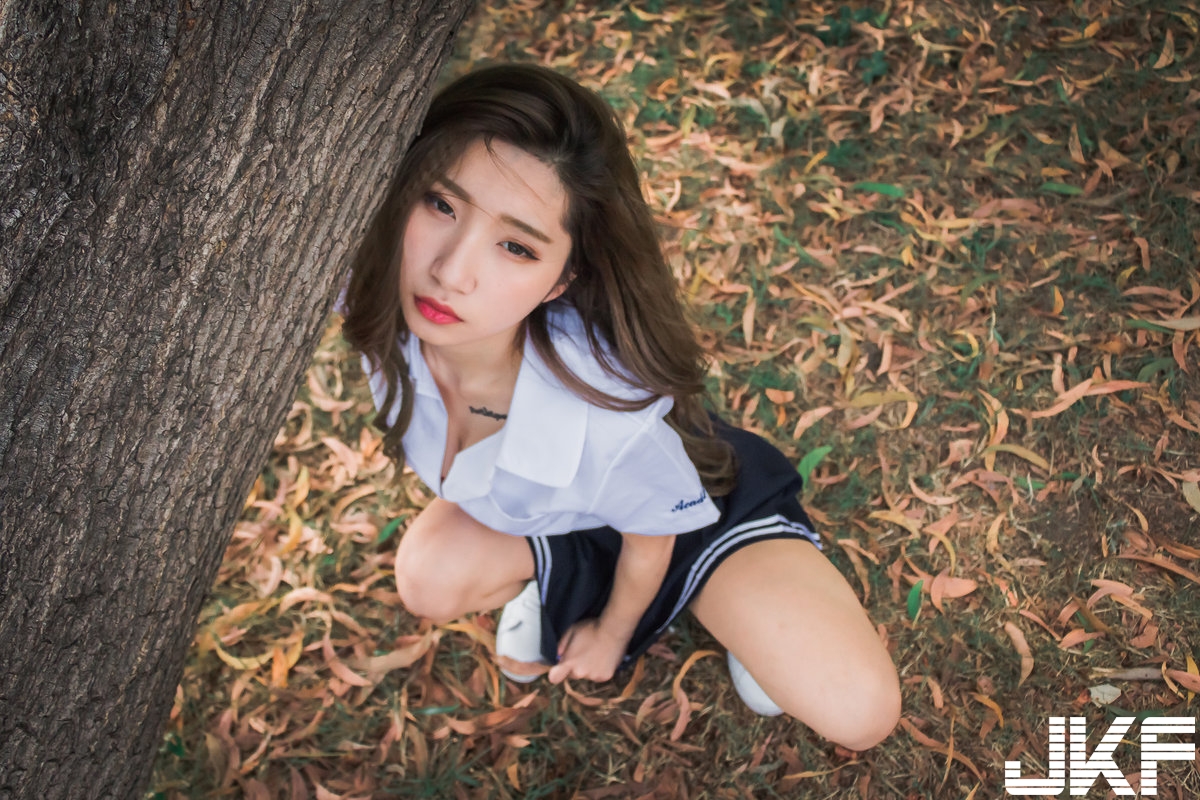 火辣小隻馬「最養眼爆乳照」！公園裡的邪惡姿勢，側乳直接溢出！