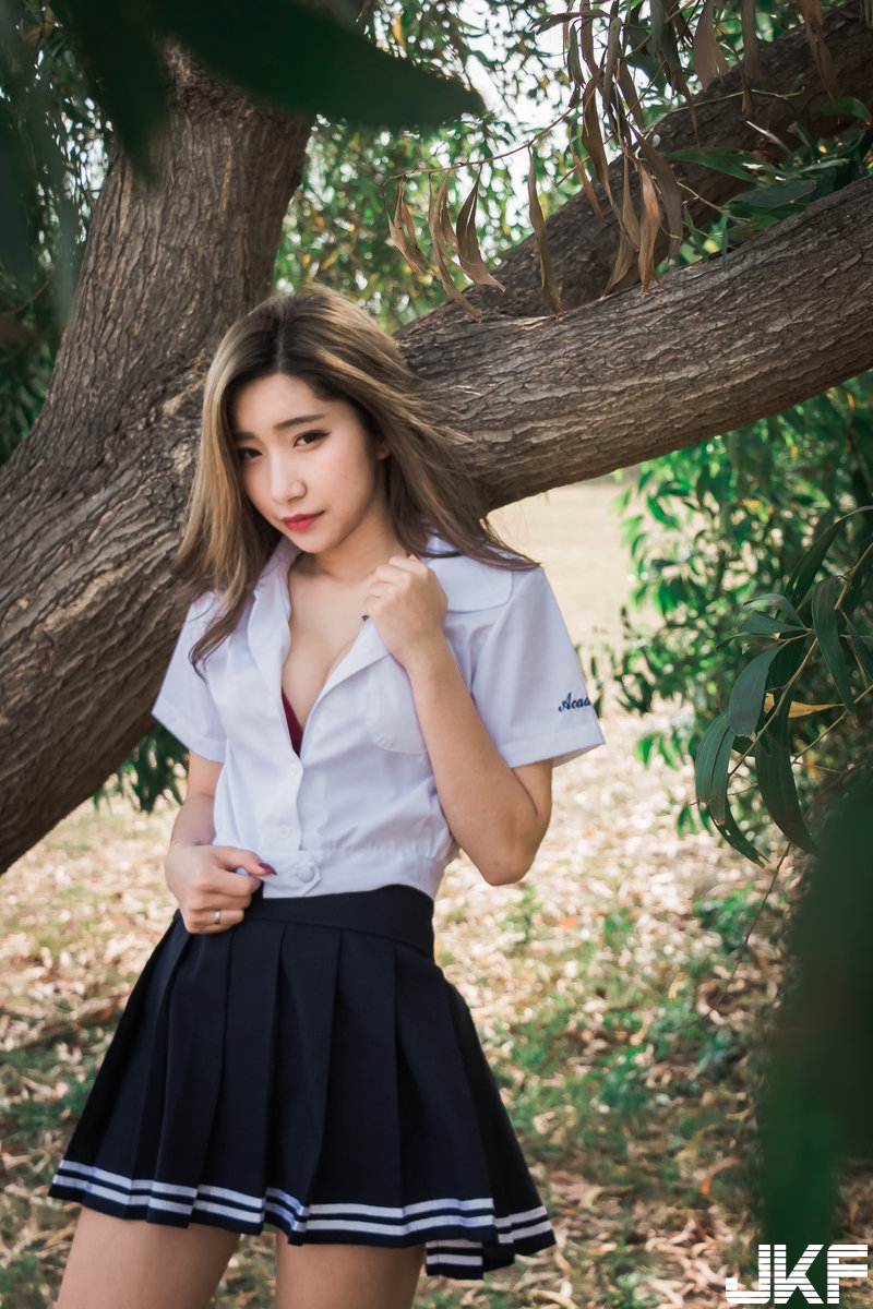 火辣小隻馬「最養眼爆乳照」！公園裡的邪惡姿勢，側乳直接溢出！