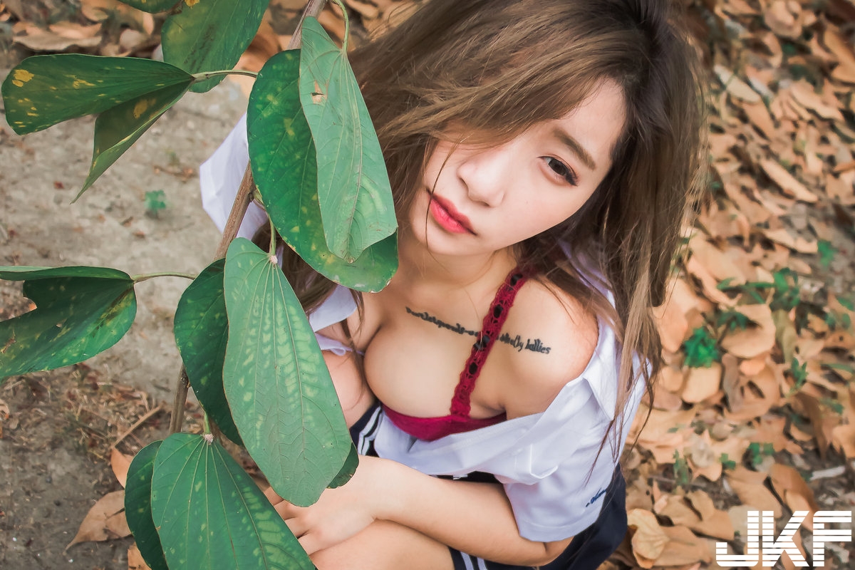 火辣小隻馬「最養眼爆乳照」！公園裡的邪惡姿勢，側乳直接溢出！
