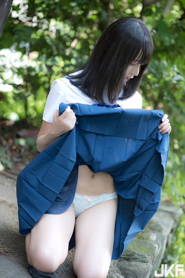 「色氣學生妹」的綑綁調教！直接掀起來給你看裙底風光，在無人倉庫的工口繩縛遊戲！
