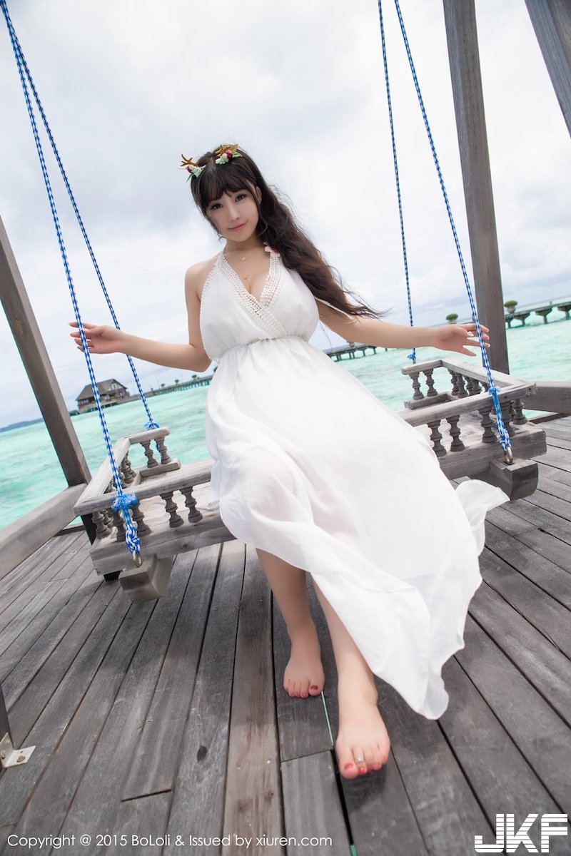 超兇猛「甜美爆奶妹」海邊出沒！「霸氣雙乳」快從衣服跑出來！一片肉色好狂！