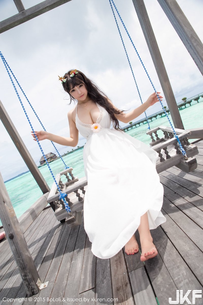 超兇猛「甜美爆奶妹」海邊出沒！「霸氣雙乳」快從衣服跑出來！一片肉色好狂！