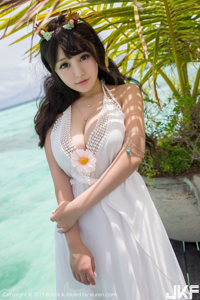 超兇猛「甜美爆奶妹」海邊出沒！「霸氣雙乳」快從衣服跑出來！一片肉色好狂！