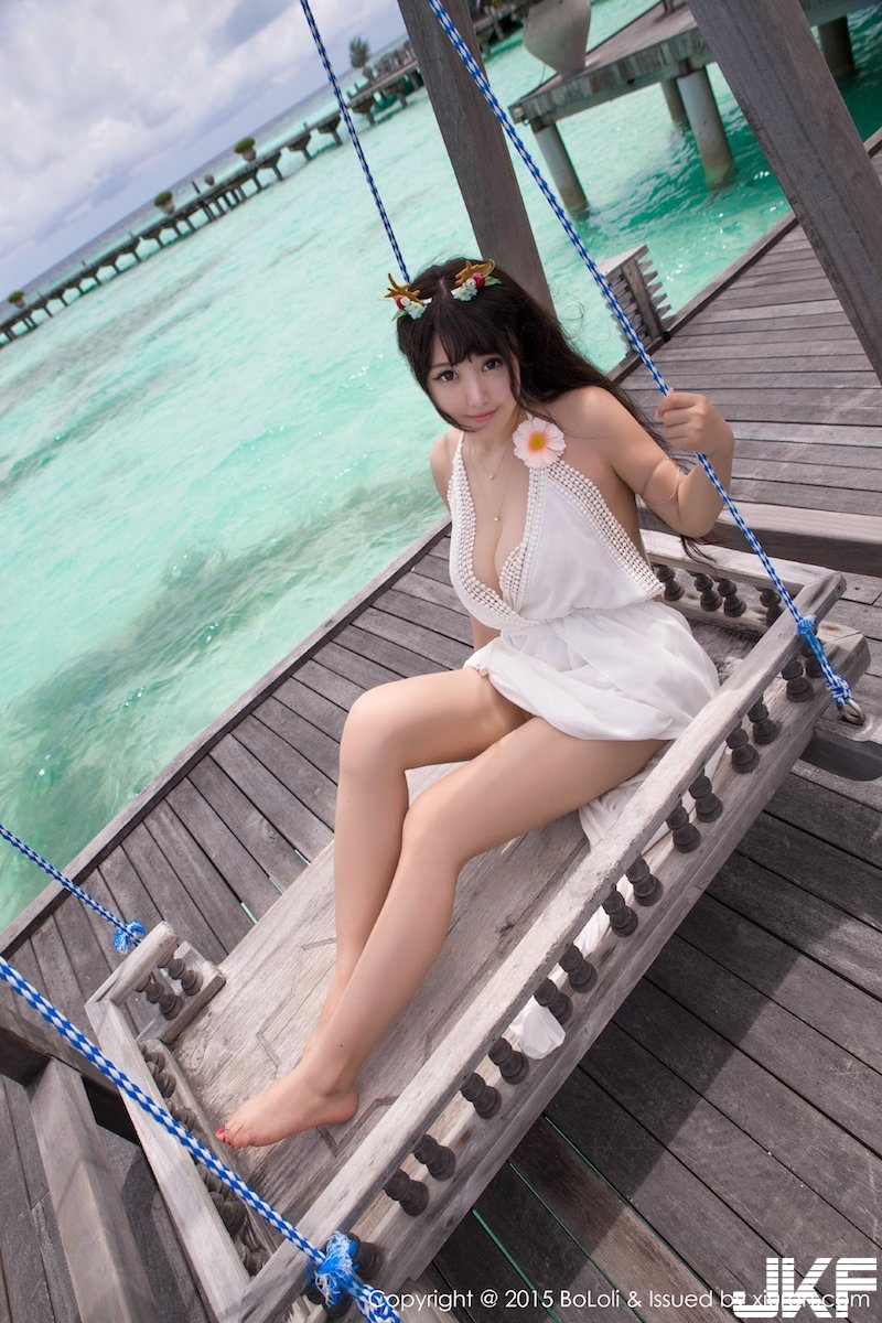超兇猛「甜美爆奶妹」海邊出沒！「霸氣雙乳」快從衣服跑出來！一片肉色好狂！