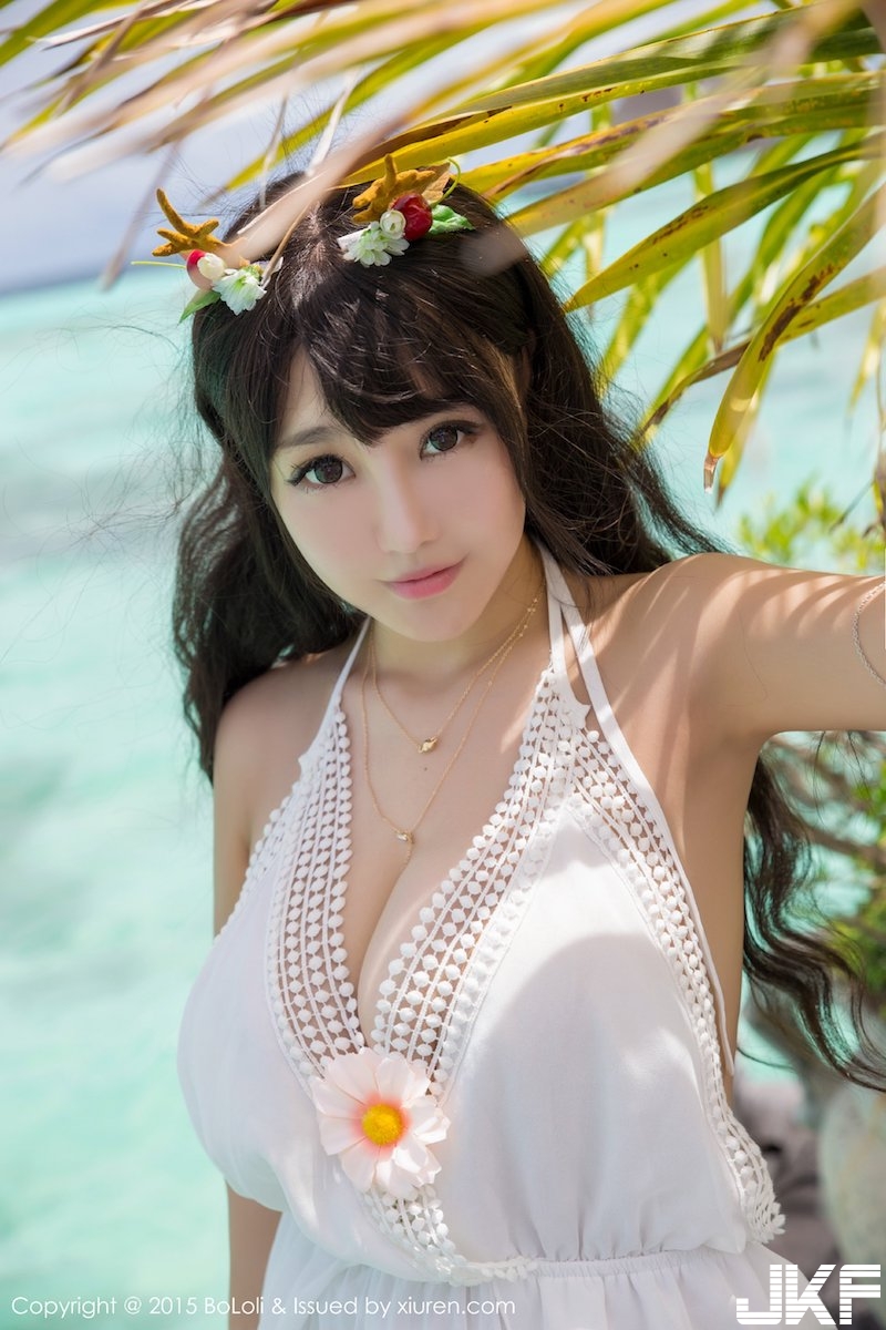 超兇猛「甜美爆奶妹」海邊出沒！「霸氣雙乳」快從衣服跑出來！一片肉色好狂！