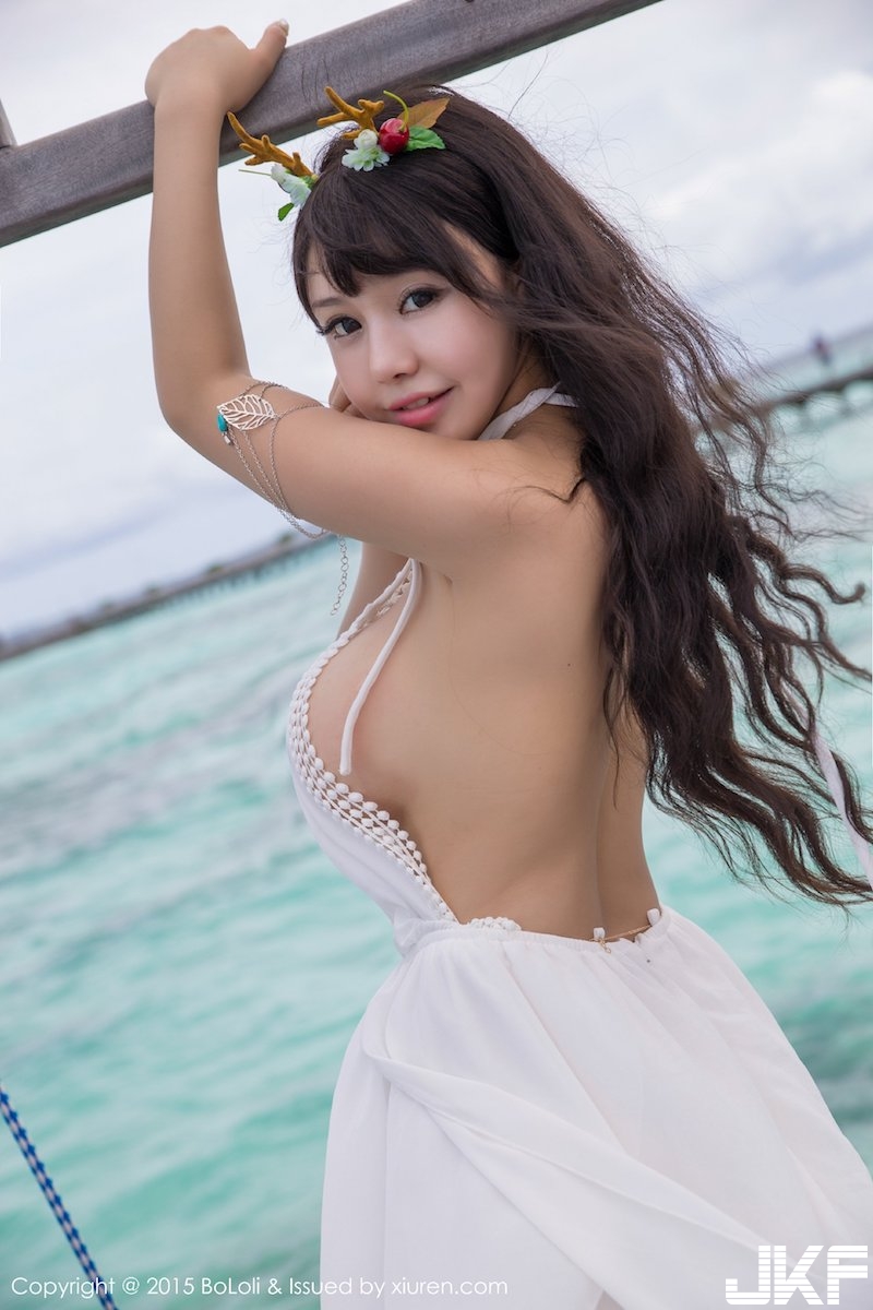 超兇猛「甜美爆奶妹」海邊出沒！「霸氣雙乳」快從衣服跑出來！一片肉色好狂！